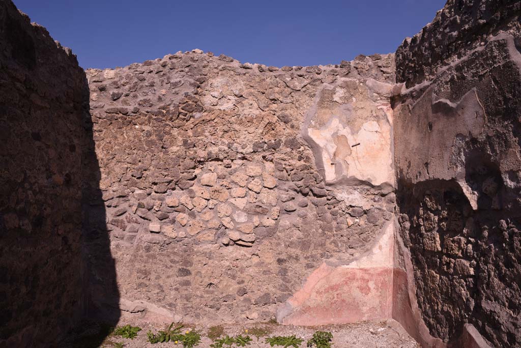 I.4.22 Pompeii. October 2019. North wall of room �c�.
According to PPM � the north wall included the bezel of the fictitious vault, edged with a cornice of shaped stucco. 
The red zoccolo/dado was sprayed with fake granite (Egyptian).
The east wall testifies to the passage of the ancient explorers, the same who removed the coating of the impluvium
See Carratelli, G. P., 1990-2003. Pompei: Pitture e Mosaici. Roma: Istituto della enciclopedia italiana, (p.184).
Foto Tobias Busen, ERC Grant 681269 D�COR.
