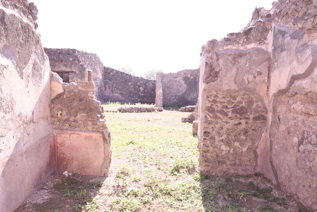 I.4.22 Pompeii. October 2019. South wall with doorway to atrium.
Foto Tobias Busen, ERC Grant 681269 D�COR.

