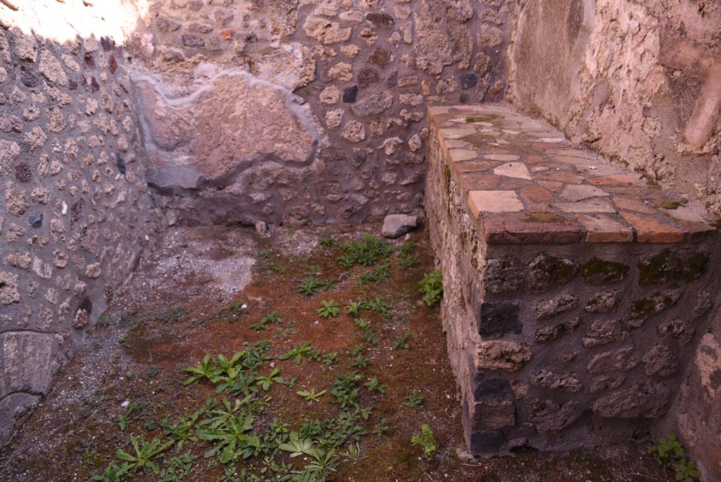 I.4.22 Pompeii. October 2019. Room h, detail of bench/hearth.
Foto Tobias Busen, ERC Grant 681269 D�COR.
