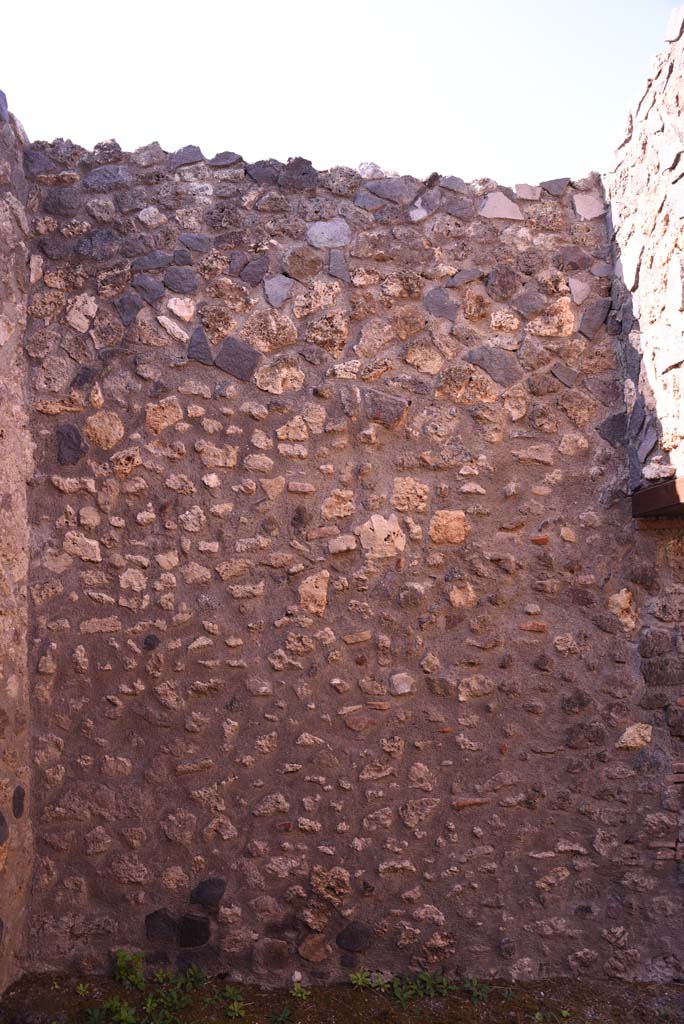 I.4.22 Pompeii. October 2019. West wall of room �h�, with doorway to atrium, on right.
Foto Tobias Busen, ERC Grant 681269 D�COR.
