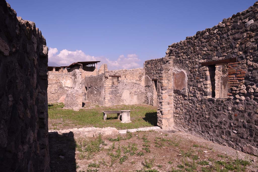 I.4.22 Pompeii. October 2019. Room �k/l�, looking towards remains of north wall, and doorway to atrium from courtyard.
Foto Tobias Busen, ERC Grant 681269 D�COR.
