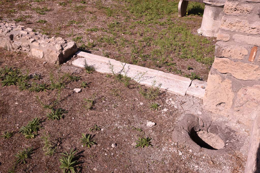 I.4.22 Pompeii. October 2019. Room �k/l�, threshold from courtyard to atrium in north wall, with cistern-mouth, on right.
Foto Tobias Busen, ERC Grant 681269 D�COR.

