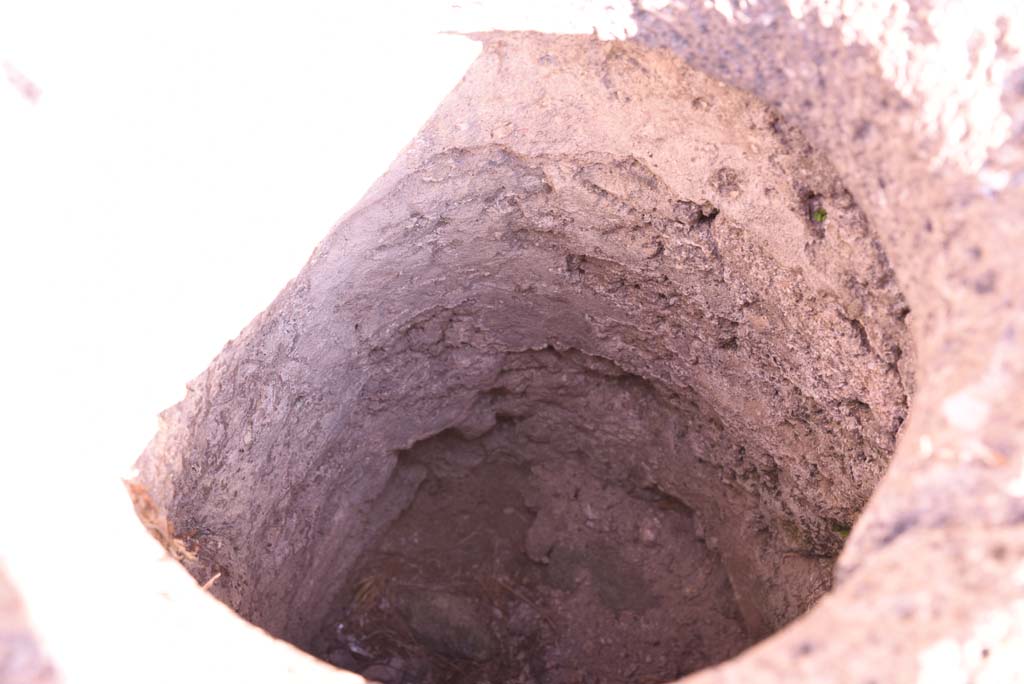 I.4.22 Pompeii. October 2019. Room �k/l�, detail into cistern-mouth.
Foto Tobias Busen, ERC Grant 681269 D�COR
