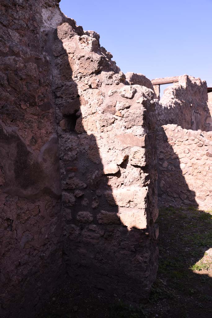 I.4.22 Pompeii. October 2019. Room �n�, north-west corner, and doorway to room �e�.
Foto Tobias Busen, ERC Grant 681269 D�COR.
