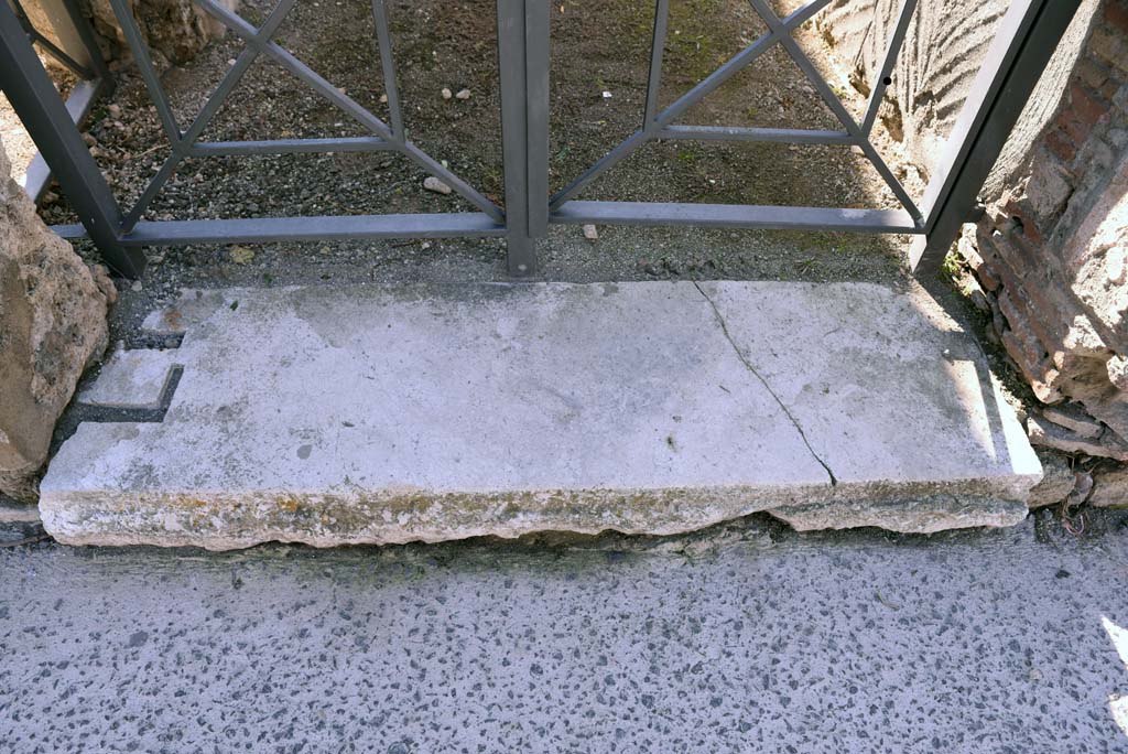 I.4.22 Pompeii. October 2019. Entrance doorway threshold.
Foto Tobias Busen, ERC Grant 681269 DÉCOR.
