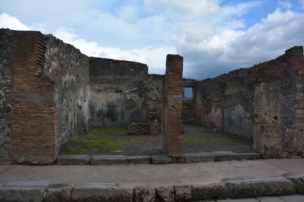 I.4.24, on left, and I.4.23, on right, Pompeii. May 2019. Looking south to entrance doorways.
Foto Tobias Busen, ERC Grant 681269 D�COR.
