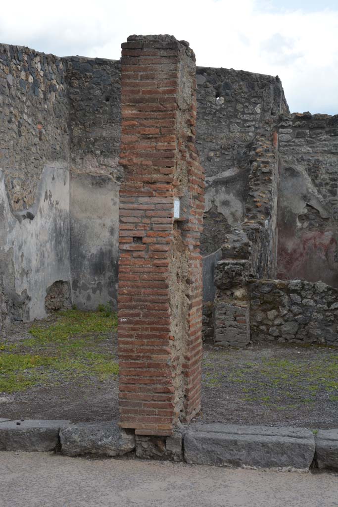I.4.23 Pompeii. May 2019. 
Looking south to dividing pilaster between I.4.24, on left, and I.4.23, on right.
Foto Tobias Busen, ERC Grant 681269 D�COR.
