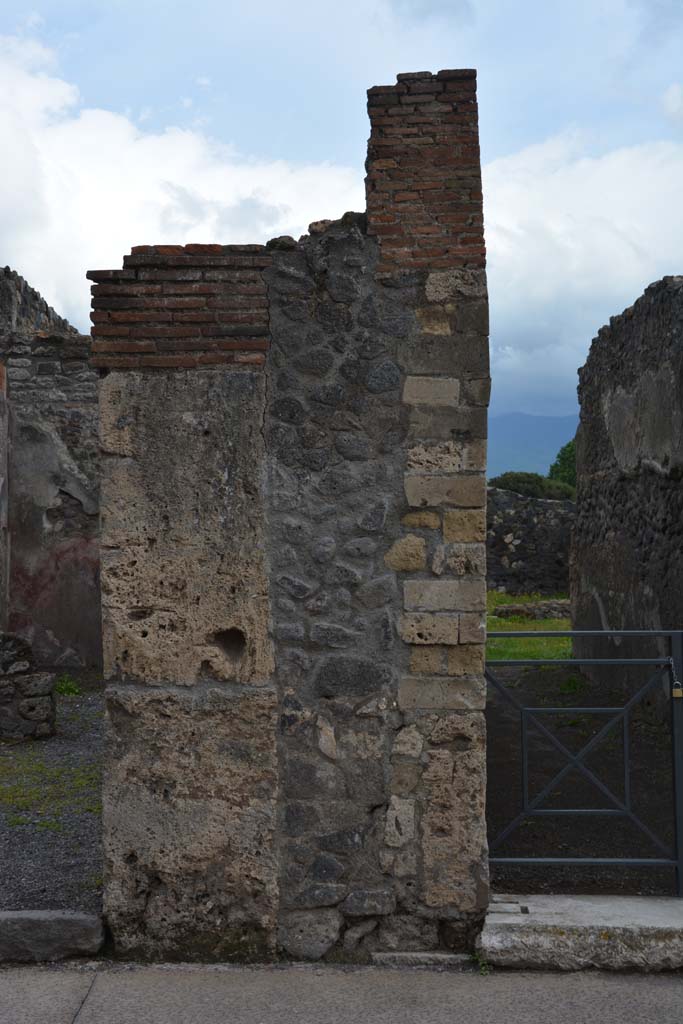 I.4.23, on left, Pompeii. May 2019. 
Looking south to front fa�ade between doorways with I.4.22, on right.
Foto Tobias Busen, ERC Grant 681269 D�COR.

