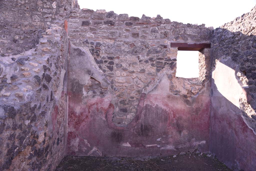 I.4.23 Pompeii. October 2019. South wall of rear room with window into atrium of I.4.22.
Foto Tobias Busen, ERC Grant 681269 D�COR.


