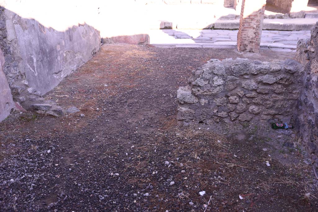 I.4.23 Pompeii. October 2019. Looking  north across rear room towards shop-room and doorway onto Via dell�Abbondanza.
Foto Tobias Busen, ERC Grant 681269 D�COR.
