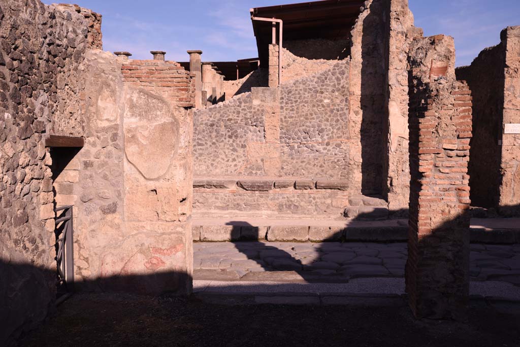 I.4.23 Pompeii. October 2019. Looking north from shop-room across Via dell�Abbondanza.
Foto Tobias Busen, ERC Grant 681269 D�COR.

