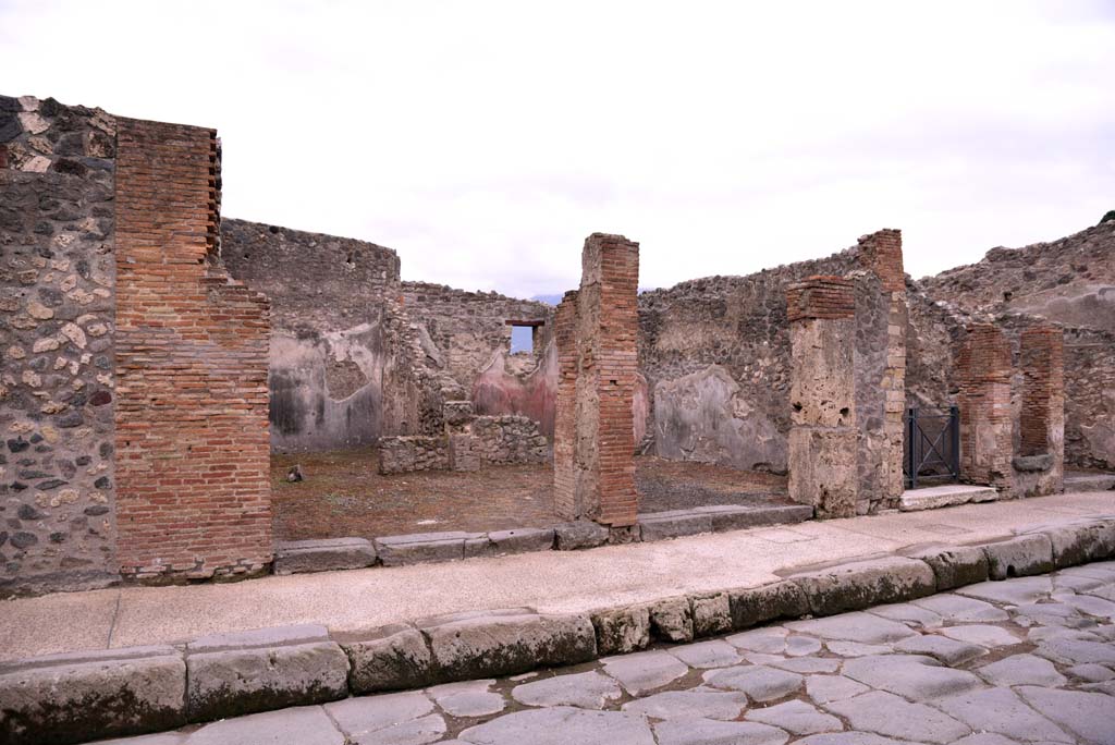 I.4.24, on left, and I.4.23, in centre, I.4.22, on right, with I.4.21/20, Pompeii. October 2019.
Looking south-west to entrance doorways.
Foto Tobias Busen, ERC Grant 681269 D�COR.
