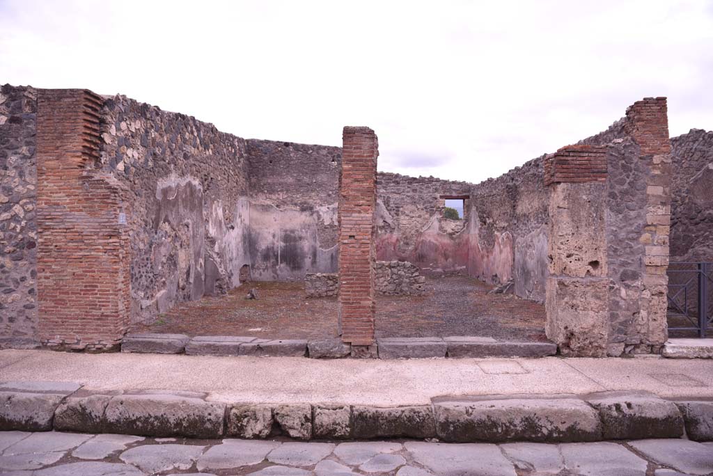 I.4.24, on left, and I.4.23, on right, Pompeii. October 2019. Looking south to entrance doorways.
Foto Tobias Busen, ERC Grant 681269 D�COR.
