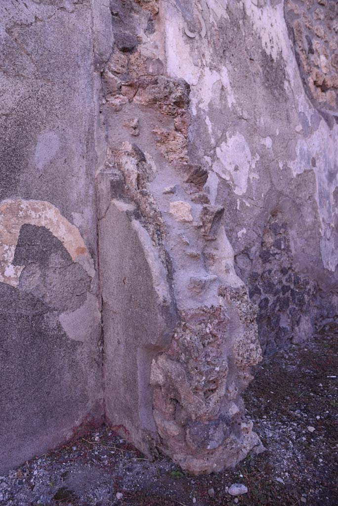 I.4.24 Pompeii. October 2019. 
Remaining east side of south wall of dividing wall between shop and rear room.
Foto Tobias Busen, ERC Grant 681269 D�COR.
