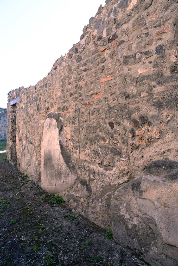 I.4.25/I.4.5 Pompeii. October 2019. 
Entrance corridor/fauces 3, looking east along south wall of entrance corridor.
Foto Tobias Busen, ERC Grant 681269 D�COR.
