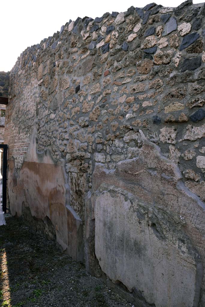 I.4.25/I.4.5 Pompeii. October 2019. Entrance corridor/fauces 3, looking west along north wall. 
Foto Tobias Busen, ERC Grant 681269 D�COR.
