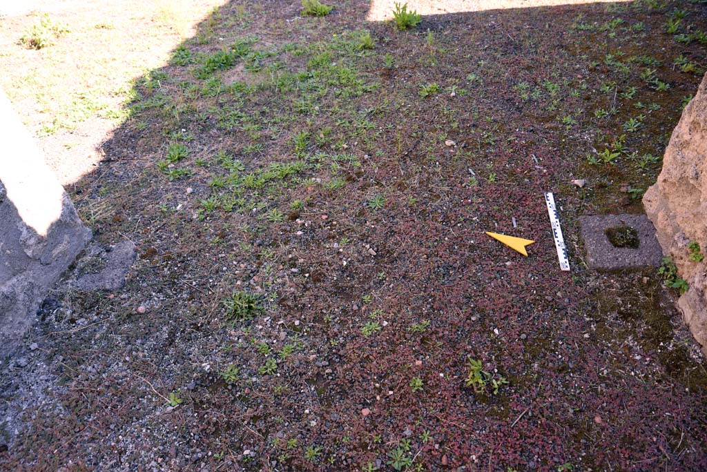 I.4.25/I.4.5 Pompeii. October 2019. 
Entrance corridor/fauces 3, looking east from end of fauces across atrium, detail of door pivot bases on either side of corridor.
Foto Tobias Busen, ERC Grant 681269 D�COR.

Foto Tobias Busen, ERC Grant 681269 D�COR.
