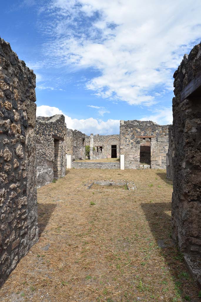 I.4.25/1.4.5 Pompeii. September 2020. Entrance corridor/fauces 3, looking east across atrium 6.
Foto Tobias Busen, ERC Grant 681269 D�COR.


