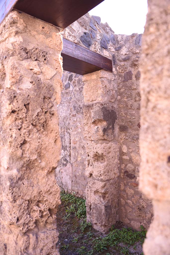 I.4.25/I.4.5 Pompeii. October 2019. 
Small room 5, looking south-east across room towards doorway into atrium 6. 
Foto Tobias Busen, ERC Grant 681269 D�COR.
