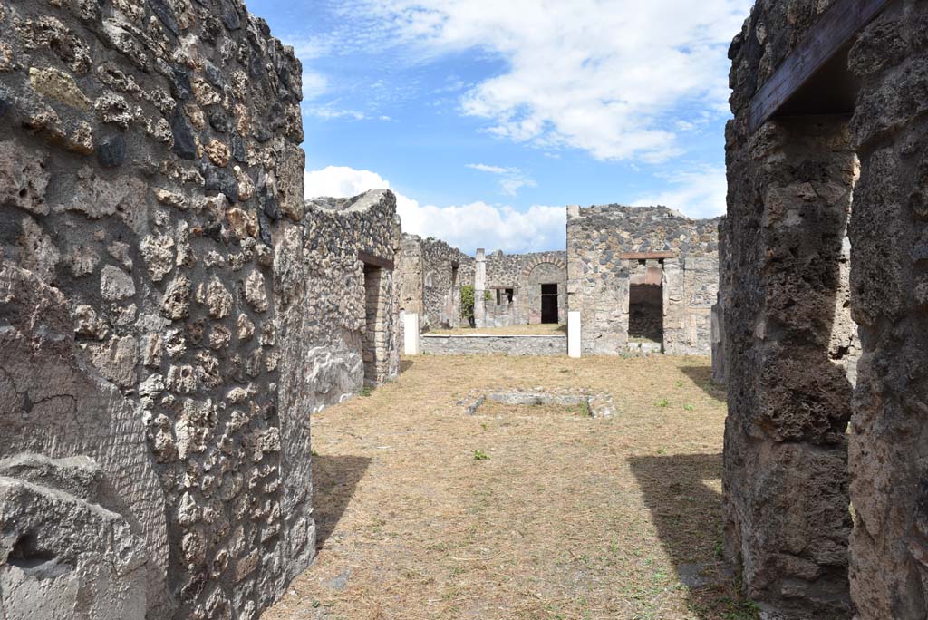 I.4.25/1.4.5 Pompeii. September 2020. Atrium 6, looking east from entrance corridor.
Foto Tobias Busen, ERC Grant 681269 D�COR.
