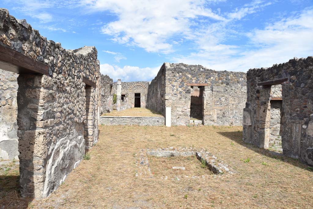 I.4.25/1.4.5 Pompeii. September 2020. 
Atrium 6, looking east across impluvium towards tablinum 14, centre left, and along the length of south portico of Middle Peristyle 17 towards room 21.
Foto Tobias Busen, ERC Grant 681269 D�COR.
