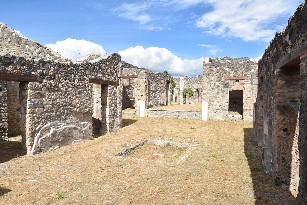 I.4.25/1.4.5 Pompeii. September 2020. Atrium 6, looking north-east across impluvium in atrium.
Foto Tobias Busen, ERC Grant 681269 D�COR.

