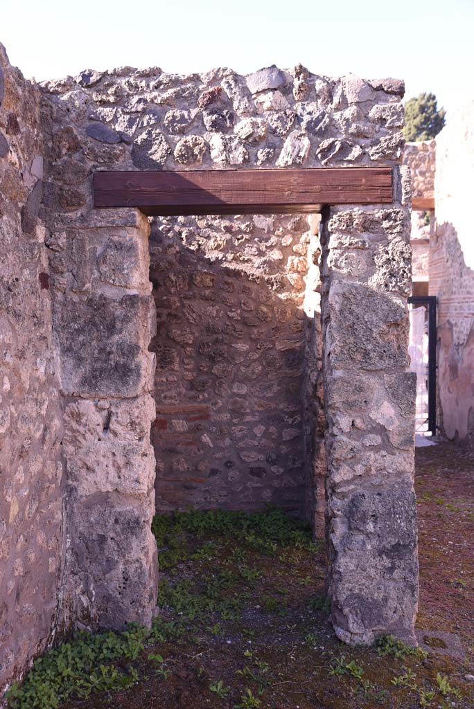 I.4.25/I.4.5 Pompeii. October 2019. Doorway to room 5, in south-west corner of atrium 6.
Foto Tobias Busen, ERC Grant 681269 D�COR.
