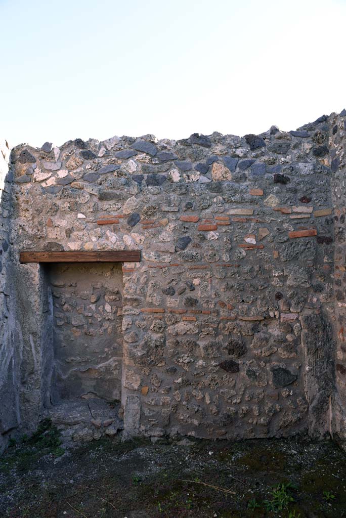 I.4.25/1.4.5 Pompeii. October 2019. Cubiculum 8, looking towards east wall.
Foto Tobias Busen, ERC Grant 681269 D�COR.
