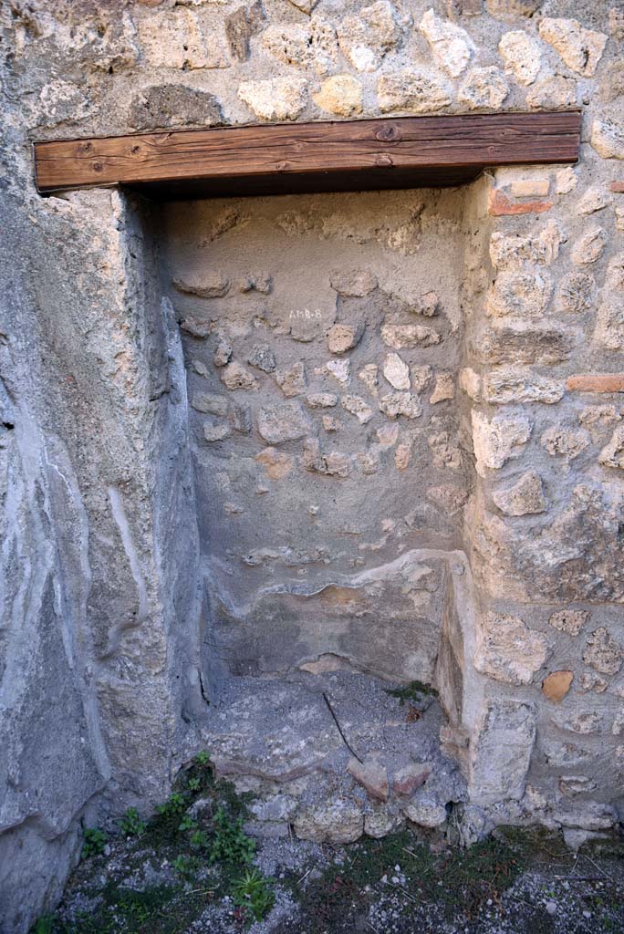 I.4.25/1.4.5 Pompeii. October 2019. Cubiculum 8, recess/niche in east wall.
Foto Tobias Busen, ERC Grant 681269 D�COR.

