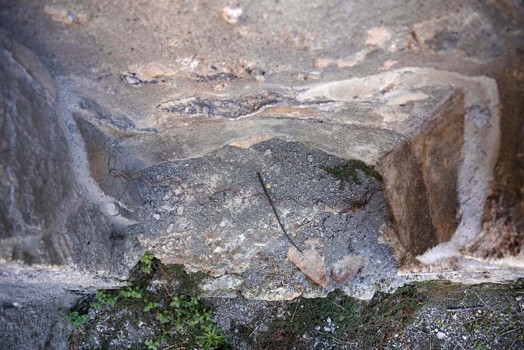 I.4.25/1.4.5 Pompeii. October 2019. Cubiculum 8, looking down onto remaining stucco in recess/niche.
Foto Tobias Busen, ERC Grant 681269 D�COR.
