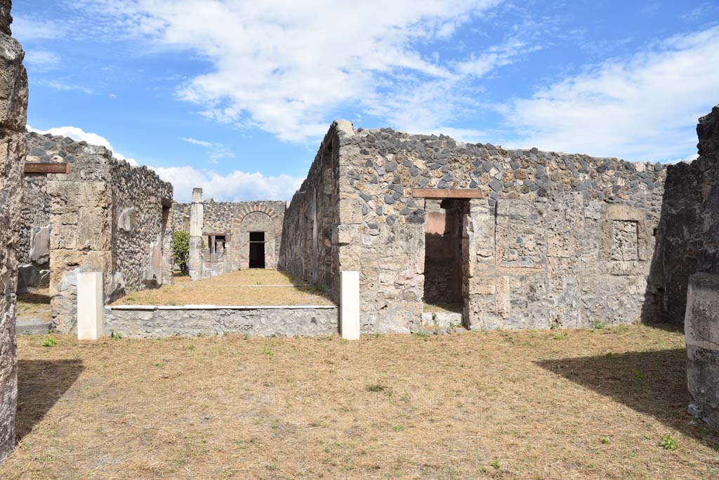 I.4.25/1.4.5 Pompeii. September 2020. Looking east in Atrium 6, with South Ala 12, on right.
Foto Tobias Busen, ERC Grant 681269 DÉCOR.