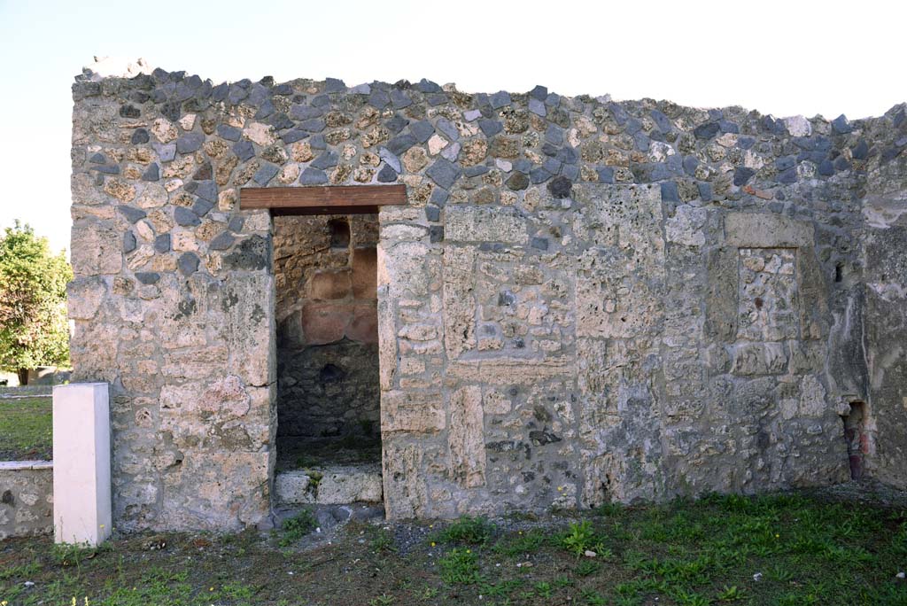 I.4.25/1.4.5 Pompeii. October 2019. South ala 12, east wall with doorway to room 16.
Foto Tobias Busen, ERC Grant 681269 DÉCOR.