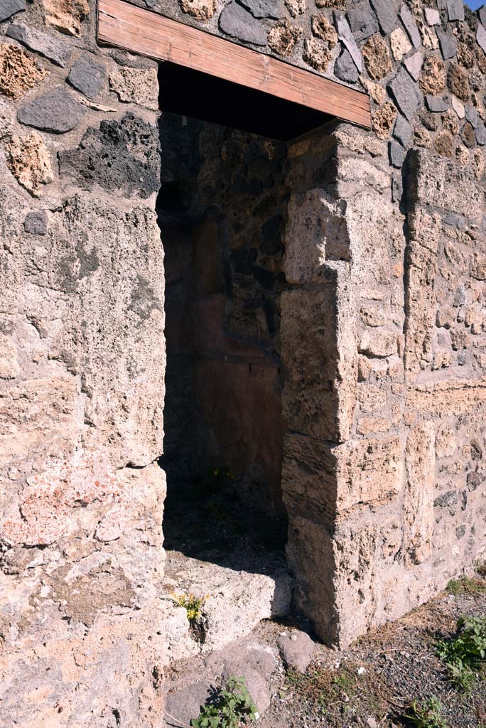 I.4.25/1.4.5 Pompeii. October 2019. Room 16, entrance doorway, from east side of Atrium 6.
Foto Tobias Busen, ERC Grant 681269 DÉCOR.