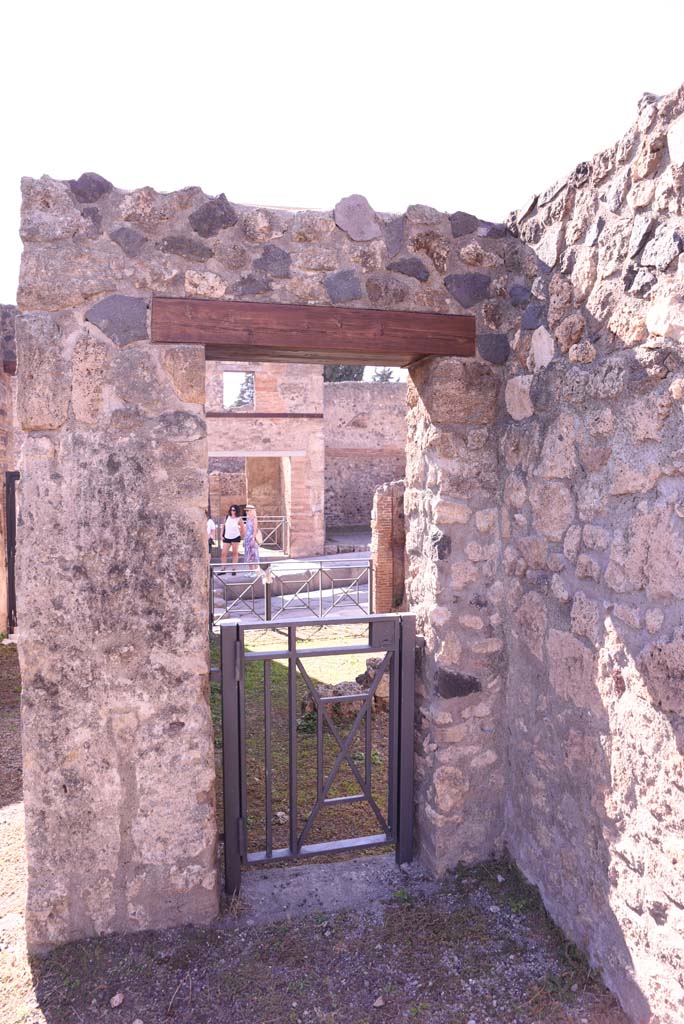 I.4.25/I.4.5 Pompeii. October 2019.
Atrium 6, looking towards north-west corner with doorway linking to shop at I.4.6
Foto Tobias Busen, ERC Grant 681269 DÉCOR.