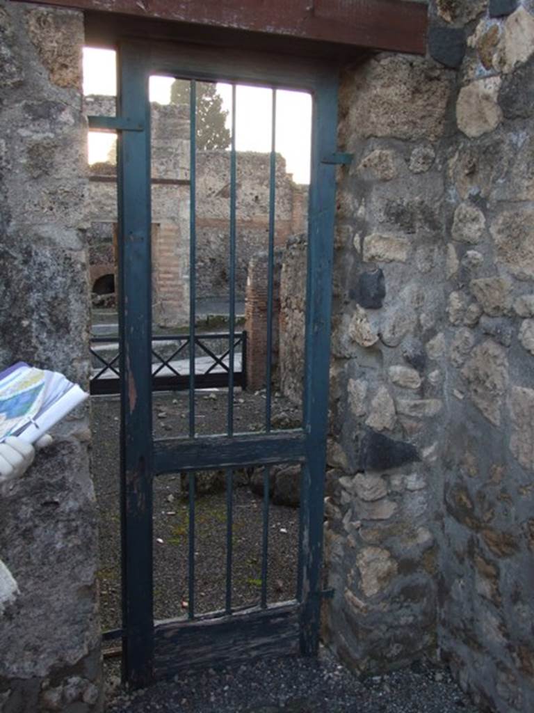 I.4.25/1.4.5 Pompeii. December 2007.
Looking west through door from atrium 6, leading to linked shop at 1.4.6.