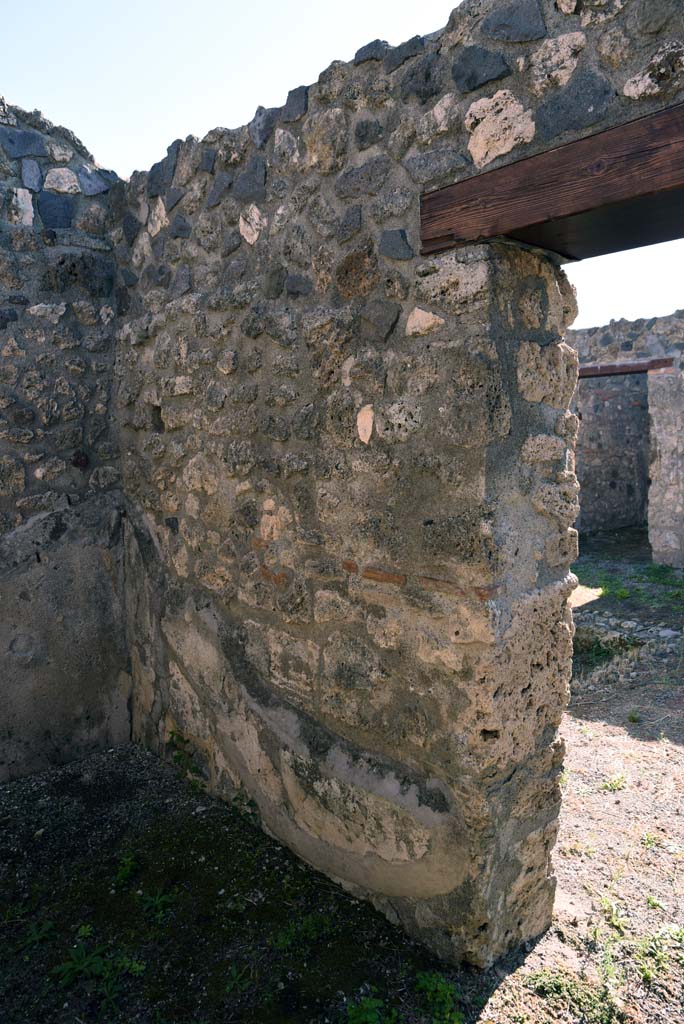 I.4.25/1.4.5 Pompeii. October 2019. Cubiculum 10, south-east corner and south wall.
Foto Tobias Busen, ERC Grant 681269 DÉCOR.