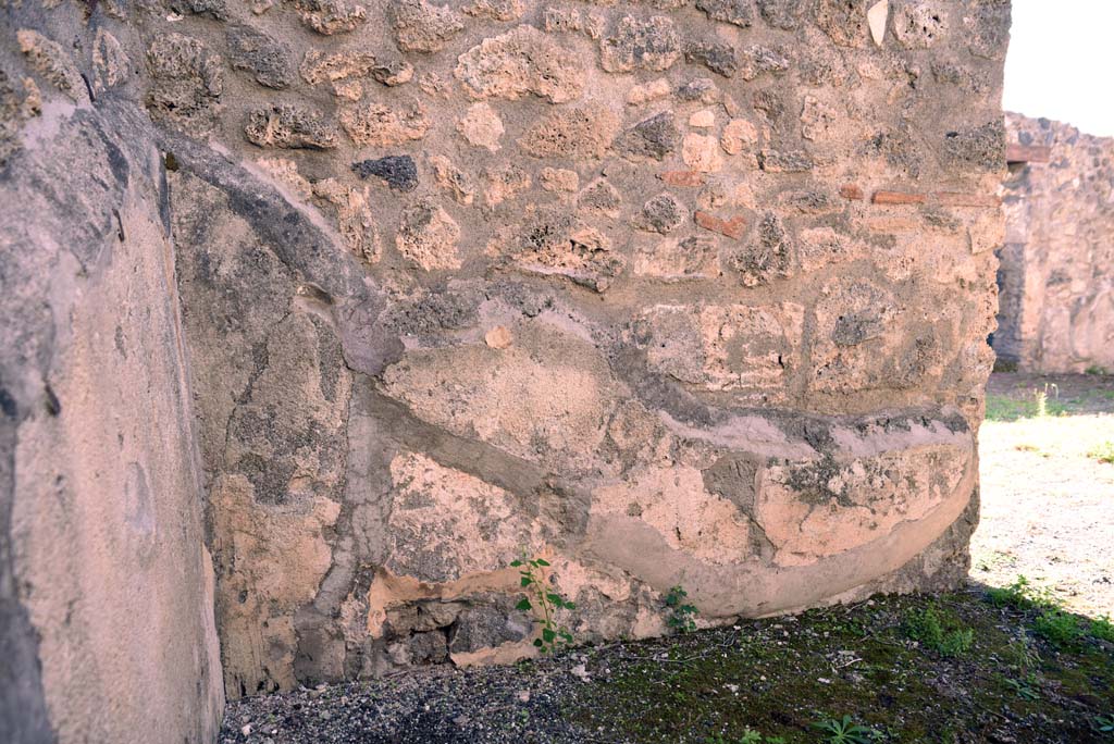 I.4.25/1.4.5 Pompeii. October 2019. Cubiculum 10, south wall, with doorway to atrium 6, on right.
Foto Tobias Busen, ERC Grant 681269 DÉCOR.