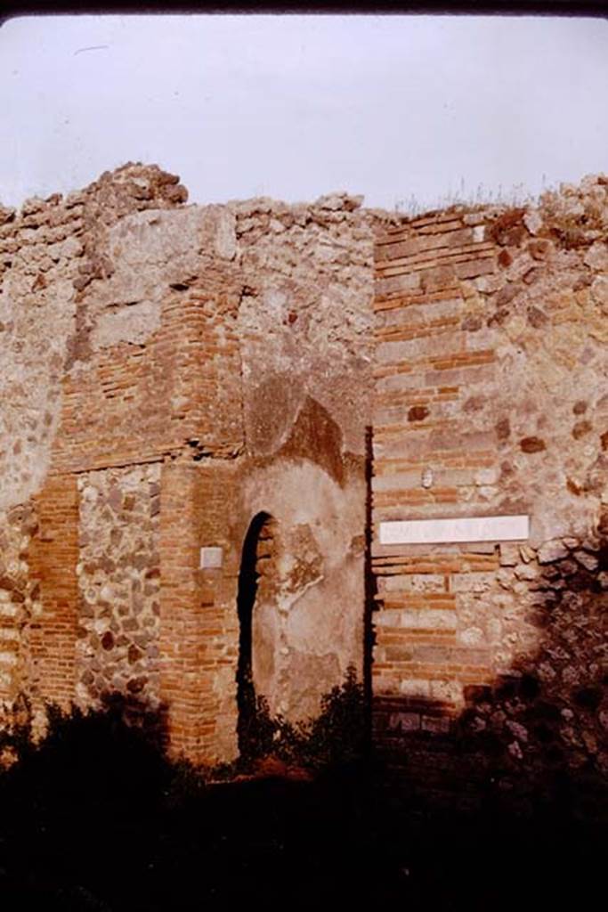 I.4.25 Pompeii. 1964. Looking towards east side of entrance and staircase. Photo by Stanley A. Jashemski.
Source: The Wilhelmina and Stanley A. Jashemski archive in the University of Maryland Library, Special Collections (See collection page) and made available under the Creative Commons Attribution-Non Commercial License v.4. See Licence and use details.
J64f1021
