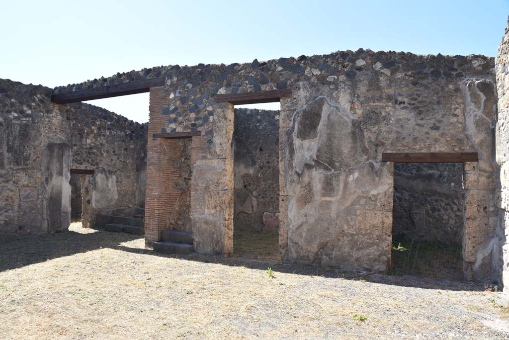I.4.25 Pompeii. September 2020. Room 47, west side of atrium, with doorway to room 49, on right.
Foto Tobias Busen, ERC Grant 681269 D�COR

