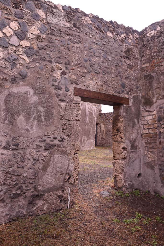 I.4.25 Pompeii. September 2019. 
Room 49, east wall with doorway to atrium in south-east corner.
Foto Tobias Busen, ERC Grant 681269 D�COR

