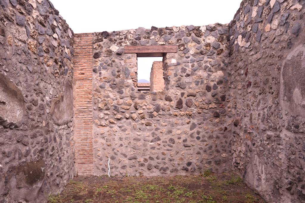 I.4.25 Pompeii. September 2019. Room 49, looking towards north wall with window overlooking Via dell�Abbondanza.
Foto Tobias Busen, ERC Grant 681269 D�COR
