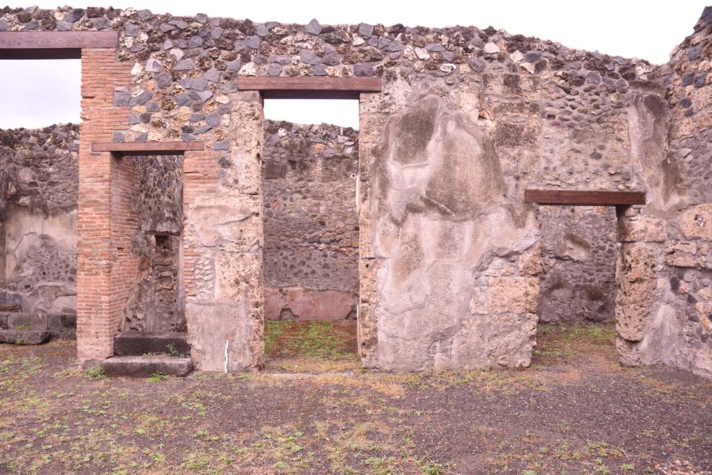 I.4.25 Pompeii. September 2019. 
Room 47, doorways on west side of atrium, room 51, on left, steps above room 50 and a doorway, centre left, and to room 49, on right.
Foto Tobias Busen, ERC Grant 681269 D�COR.
