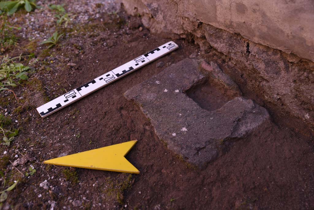 I.4.25 Pompeii. October 2019. Room 50, detail of square door frame support/pivot found near south wall.
Foto Tobias Busen, ERC Grant 681269 D�COR

