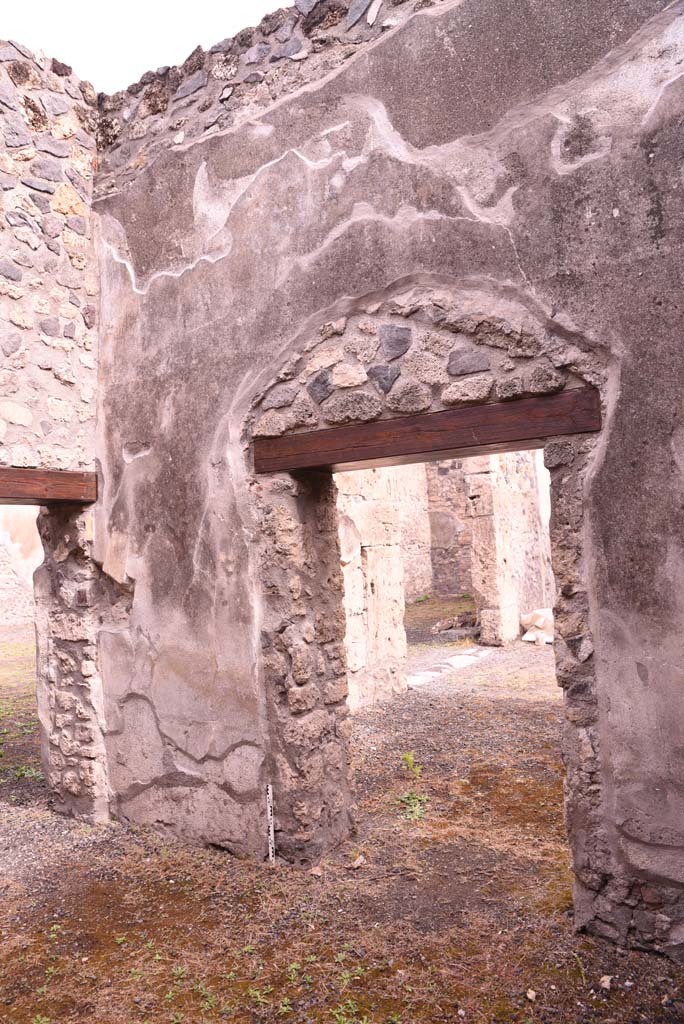 I.4.25 Pompeii. September 2019. 
Room 52, north-east corner, and doorway in east wall to north portico of upper peristyle 56.
Foto Tobias Busen, ERC Grant 681269 D�COR.
