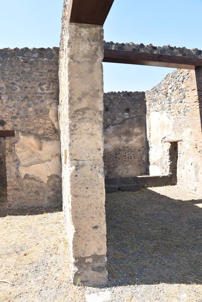 I.4.25 Pompeii. September 2020. Looking west with north portico, on left, and west ala 51, on right. 
Foto Tobias Busen, ERC Grant 681269 DÉCOR
