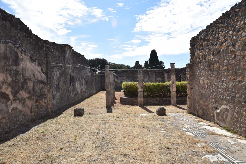 I.4.25 Pompeii. September 2020. Lower Peristyle 32, looking west along south portico from room 35.
Foto Tobias Busen, ERC Grant 681269 D�COR.
