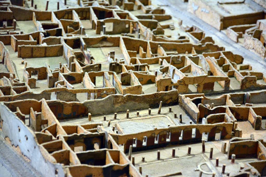 I.4.25 Pompeii. May 2019. Detail from model in Naples Archaeological Museum.
Looking south towards south and west walls of Lower Peristyle 32, across centre.
Foto Tobias Busen, ERC Grant 681269 D�COR.
