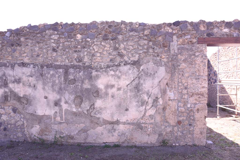 I.4.25 Pompeii. October 2019. Lower Peristyle 32, west wall, with doorway to room 37, on right.
Foto Tobias Busen, ERC Grant 681269 D�COR.
