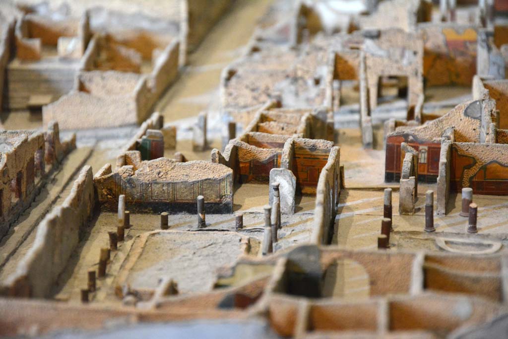 I.4.25 Pompeii. May 2019. Detail from model in Naples Archaeological Museum.
Lower Peristyle 32, on left, looking towards west wall, with doorways to room 37, and 36, in centre. 
Foto Tobias Busen, ERC Grant 681269 D�COR.
