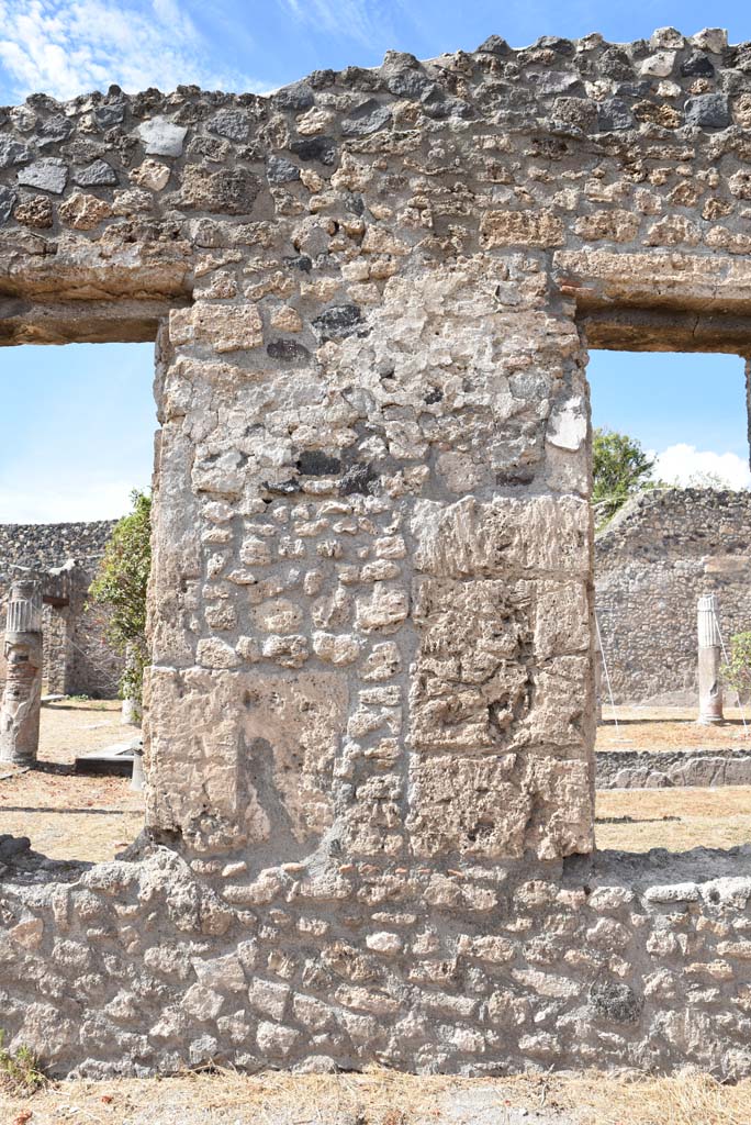 I.4.25 Pompeii. September 2020. 
Lower Peristyle 32, continuation of north wall of north portico with windows through to Middle Peristyle 17.
Foto Tobias Busen, ERC Grant 681269 D�COR.
